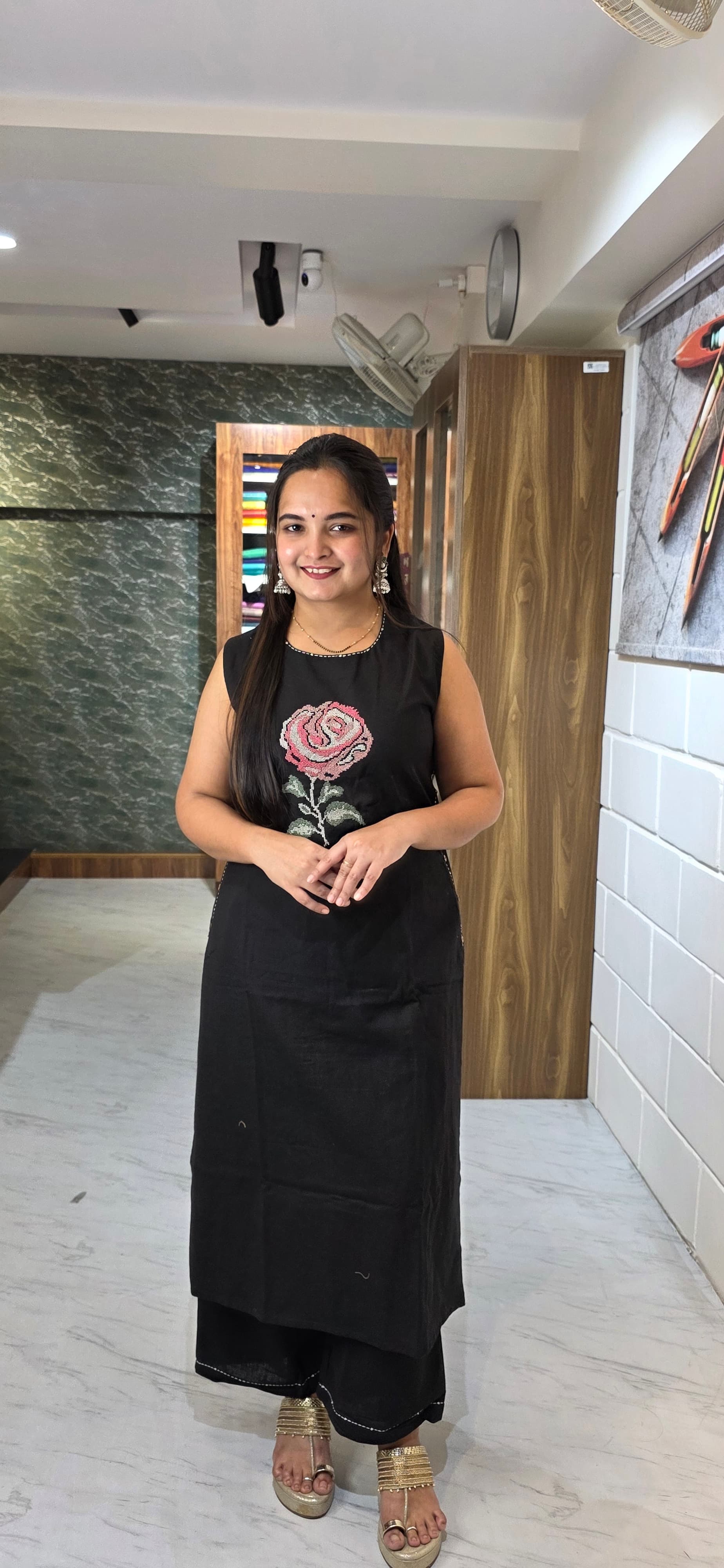 Black Sleeveless Floral Embroidered Kurta Set - Cotton Flex